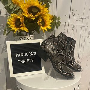 Arizona Jean Company Black and White Snakeskin Boots Size 7.5 Preowned